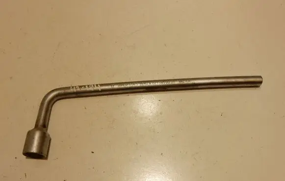 Mercedes-Benz S W220 Wheel nut wrench A2215810001 2215810001 42194