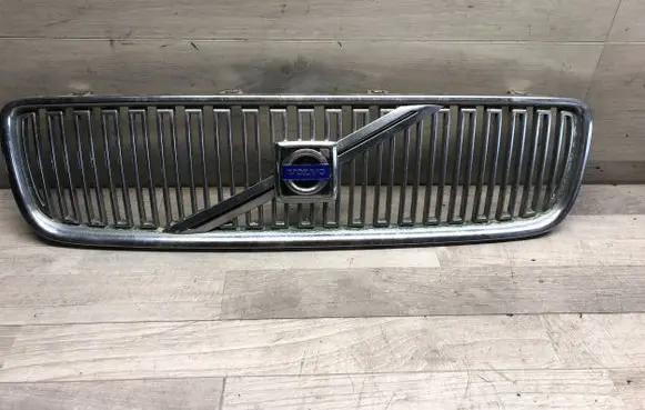 Volvo V70 Front bumper upper radiator grill 08693346