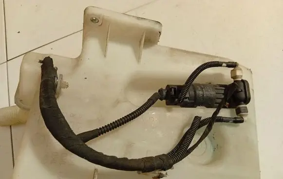 Volkswagen Golf V Windscreen/windshield washer pump 1k6955651