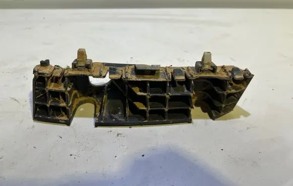 Front bumper mounting bracket