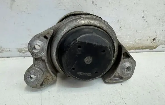 Mercedes-Benz GLC C253 Engine mount bracket 3618768
