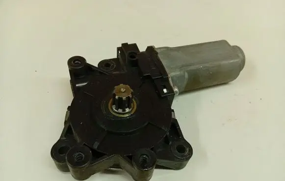 Chrysler Grand Voyager IV Front door window regulator motor EA07347