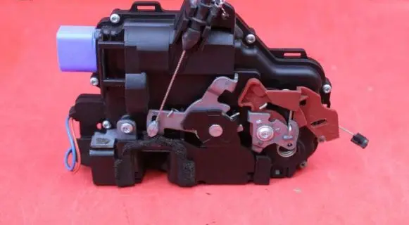 Skoda Fabia Mk2 (5J) Front door lock 5J1837016