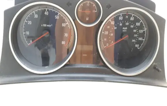 Opel Zafira B Speedometer (instrument cluster) 13225990