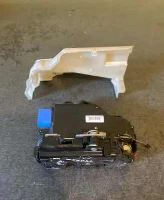 Volkswagen Cross Touran I Front door lock 3D1837015AB