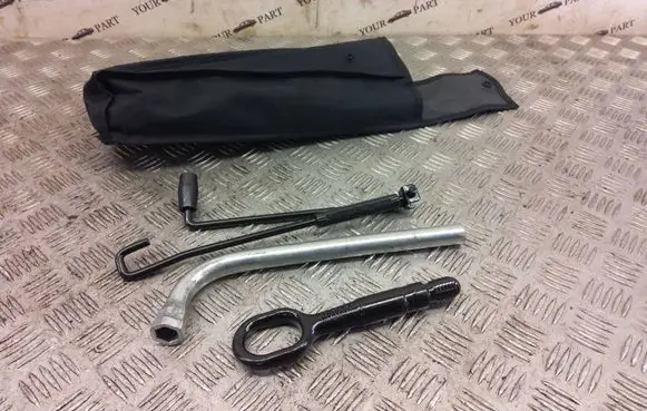 Volkswagen Golf VII Tool set 