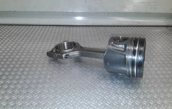 Opel Insignia A Piston with connecting rod 