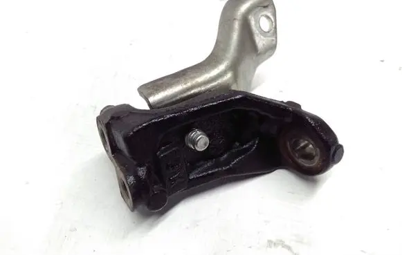 Mazda CX-3 Engine mounting bracket