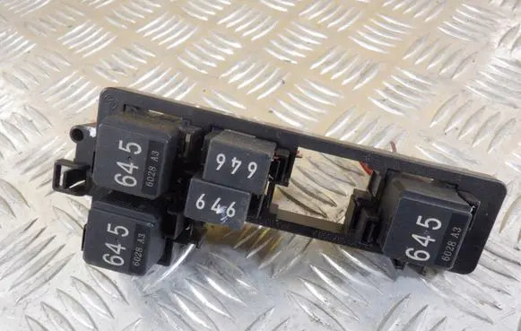 Volkswagen PASSAT B7 Relay mounting block 1K1937503A