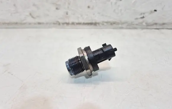 Dodge Nitro Fuel pressure sensor 0281002937