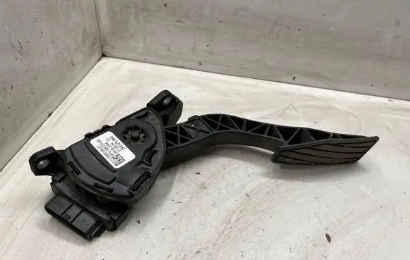 Suzuki Grand Vitara II Accelerator throttle pedal 1590065J01