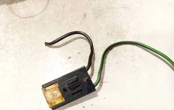 Volkswagen PASSAT B5 Fuse 8a0937530