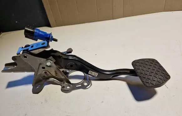 Mazda 3 Brake pedal BDHW19820A