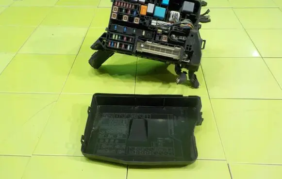 Toyota Avensis T270 Fuse box set 8266205150 ZP12