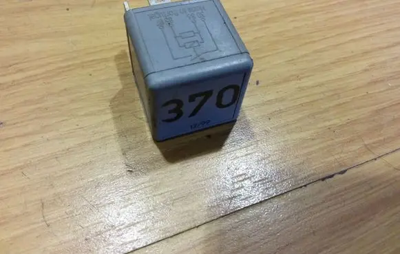Volkswagen PASSAT B5 Other relay 8D0951253 370