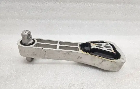 Volvo XC90 Engine mount bracket 32298950