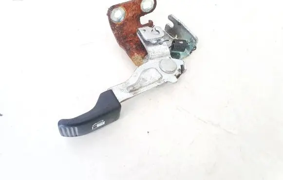 Isuzu D-Max Fuel tank opening switch 