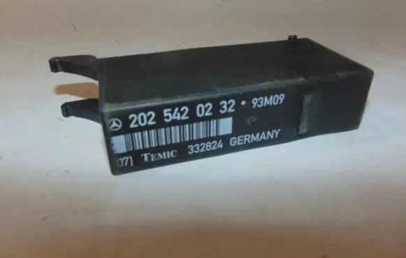 Mercedes-Benz C W202 Light relay A2025420532 A2025420232