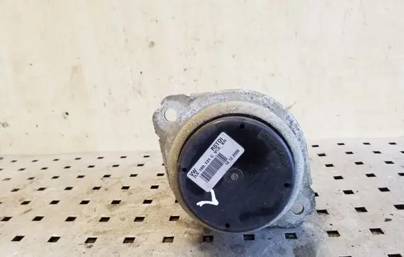 Volkswagen Touareg I Engine mount bracket 7L6199131