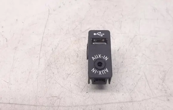 BMW 1 F20 F21 AUX in-socket connector 9229246 MDG50380