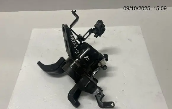 Toyota Prius (XW30) Engine mount bracket