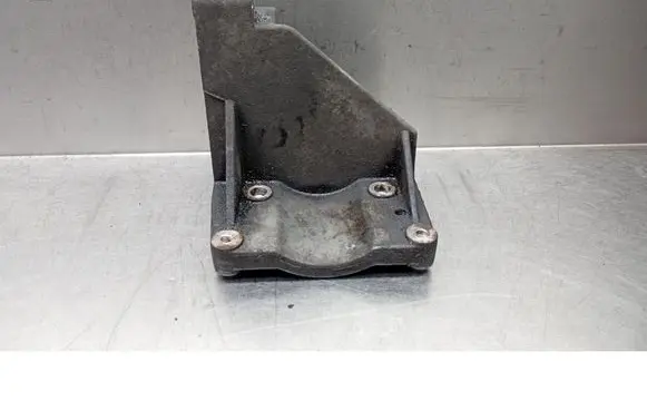 Ford Fusion Engine mounting bracket D04YA