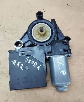 Skoda Octavia Mk2 (1Z) Front door window regulator motor 05075710 1K0959793J 10110607051142