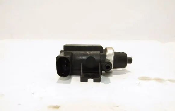Volkswagen Polo IV 9N3 Vacuum valve 1J0906627