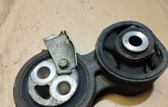 Honda FR-V Engine mount bracket