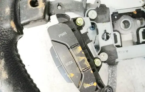 Steering wheel buttons/switches