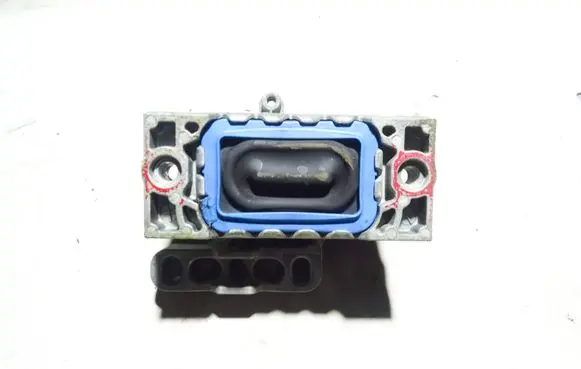 Engine mount bracket
