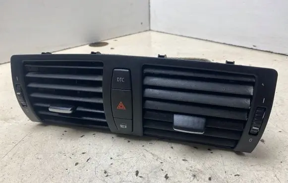 BMW 1 E81 E87 Dash center air vent grill 7059189