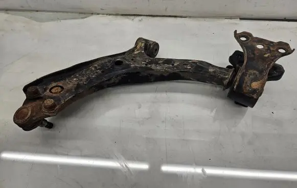 Honda CR-V Front lower control arm/wishbone