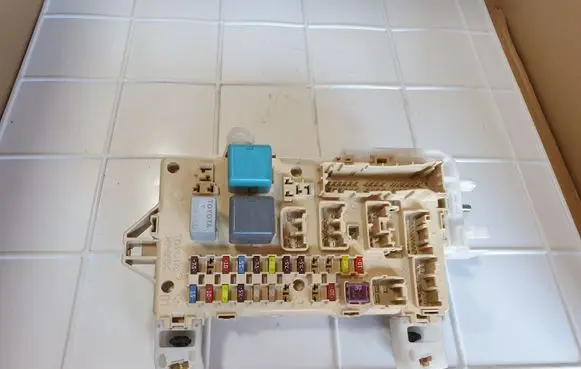 Toyota Corolla Verso AR10 Fuse module 892210F010