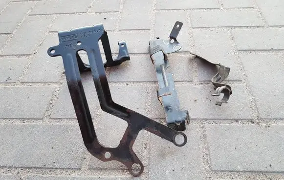 Ford Mustang V Engine control unit holder 5R3E12257CC P680A