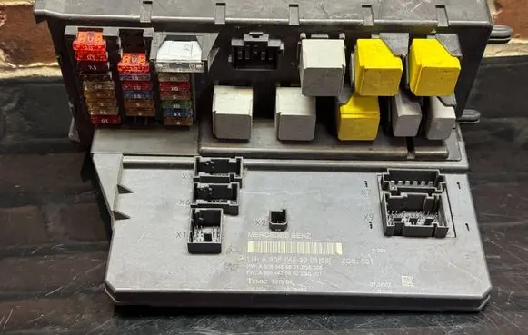 Mercedes-Benz Sprinter W906 Comfort/convenience module A9065453001 A9064420600 A9065450601