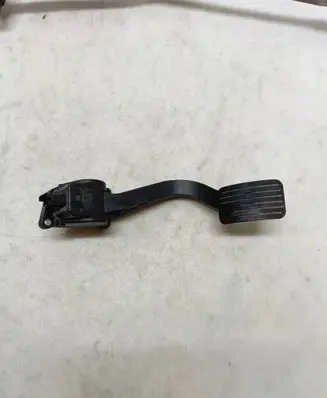 Accelerator throttle pedal