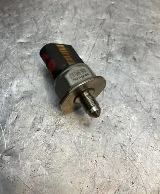 BMW 5 E60 E61 Fuel pressure sensor 7537319