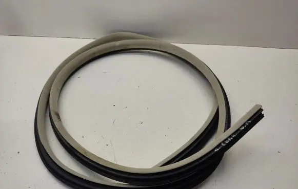 Rear door rubber seal (on body)
