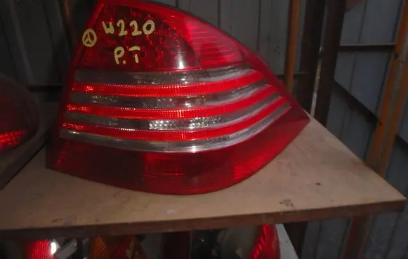 Mercedes-Benz S W220 Tail light part 
