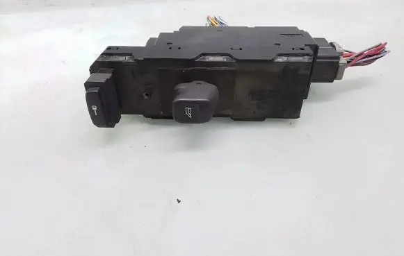 Volvo S60 Electric window control switch 8682950