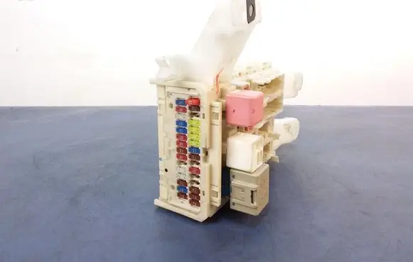 Toyota Auris 150 Fuse box set 8273002140A