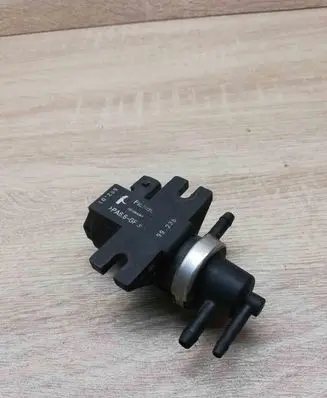 Audi A4 S4 B5 8D Turbo solenoid valve 1H0906627