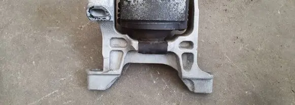 Mazda 6 Engine mount bracket