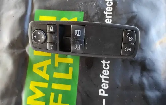 Mercedes-Benz A W169 Electric window control switch A1698206910