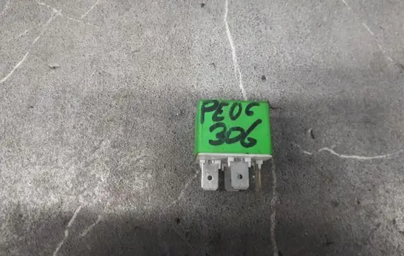 Peugeot 306 Fuel pump relay 03601