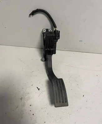 Accelerator throttle pedal