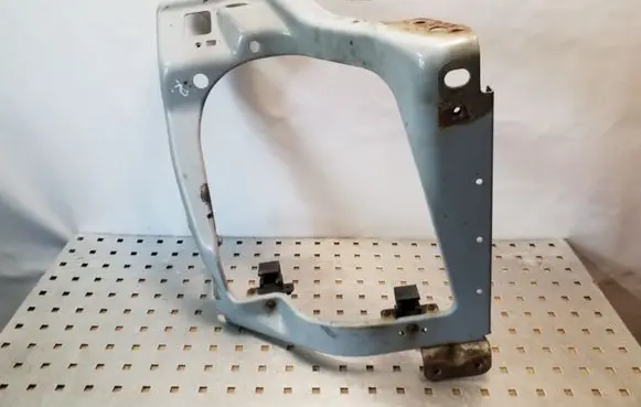 Headlight/headlamp mounting bracket