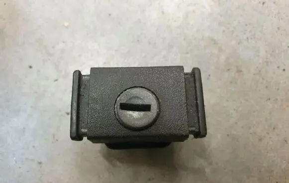 Volkswagen Jetta I Glove box lock 171857131