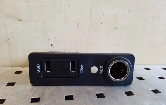 Jaguar XF X250 USB socket connector AW9319C166AA